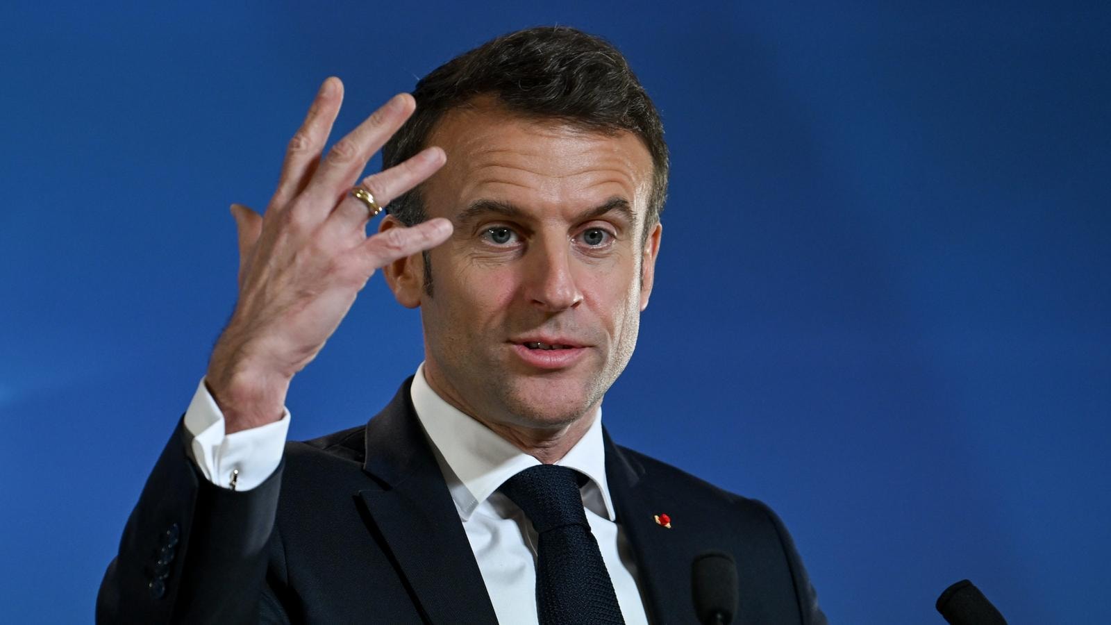 Macron: in Europa servono posti di lavoro pagati meglio. E da Davos rilancia gli eurobond