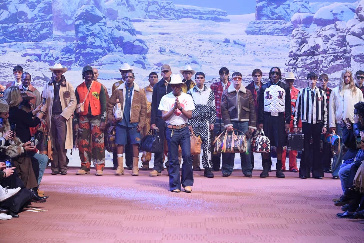 Pharrell Williams assieme ai modelli nel finale della sfilata Louis Vuitton fall-winter 2024/25