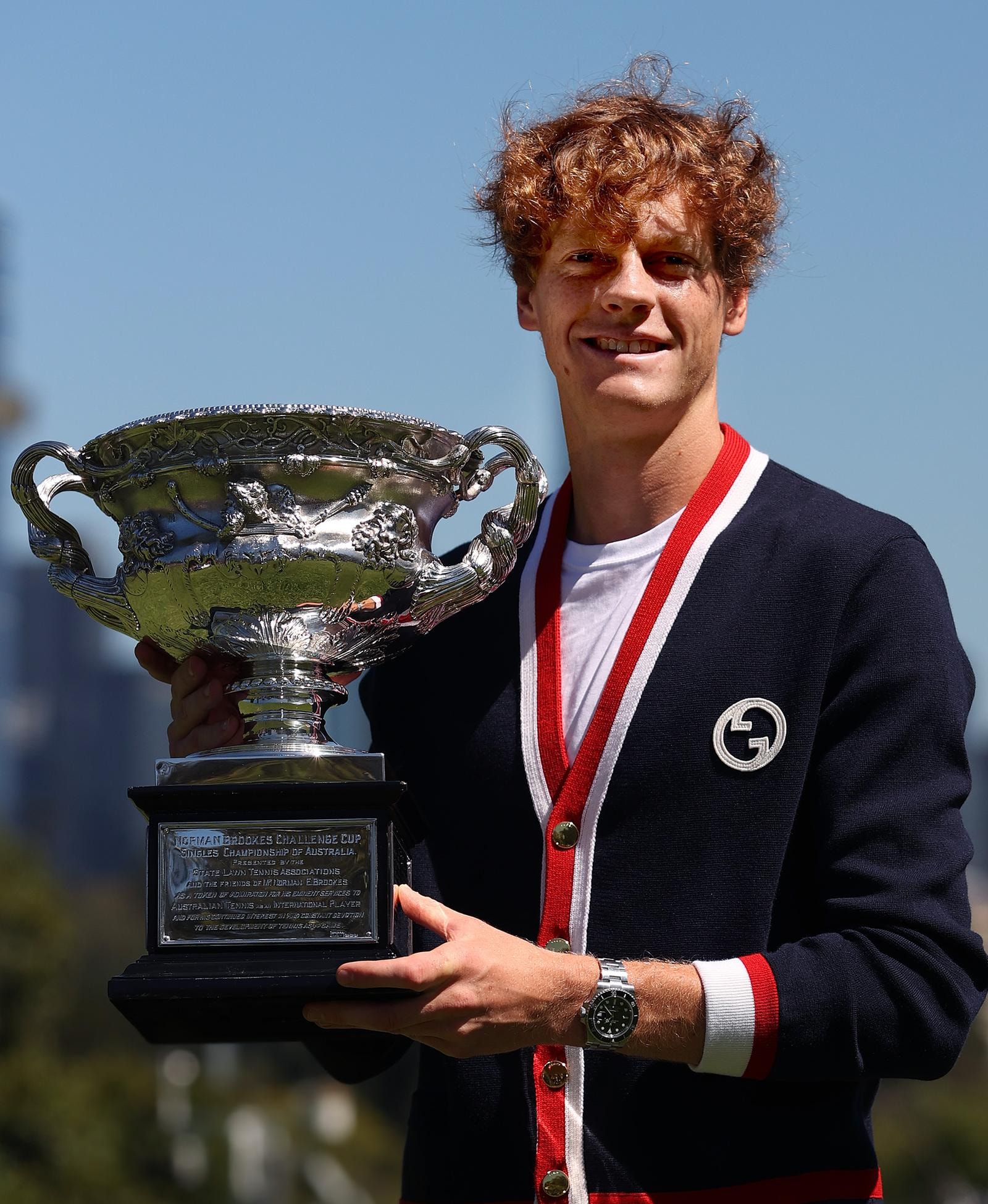 Jannik Sinner posa con il Norman Brookes challenge cup indossando un cardigan Gucci. (Photo by Kelly Defina/Getty Images. Courtesy Gucci)