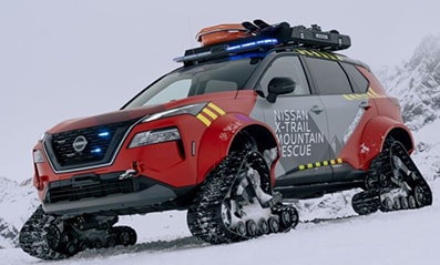Nissan X-Trail integrale con i cingoli per il soccorso
