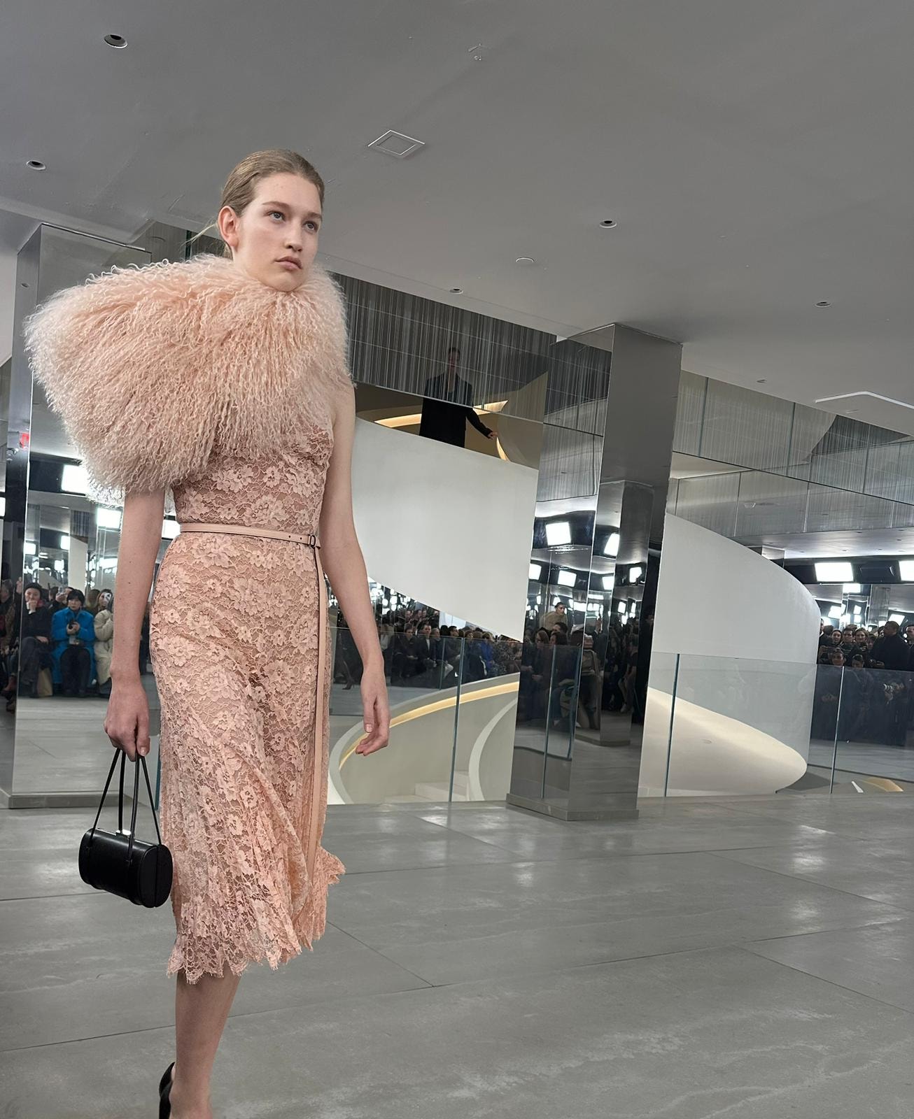 Un look Michael Kors fall-winter 2024/25