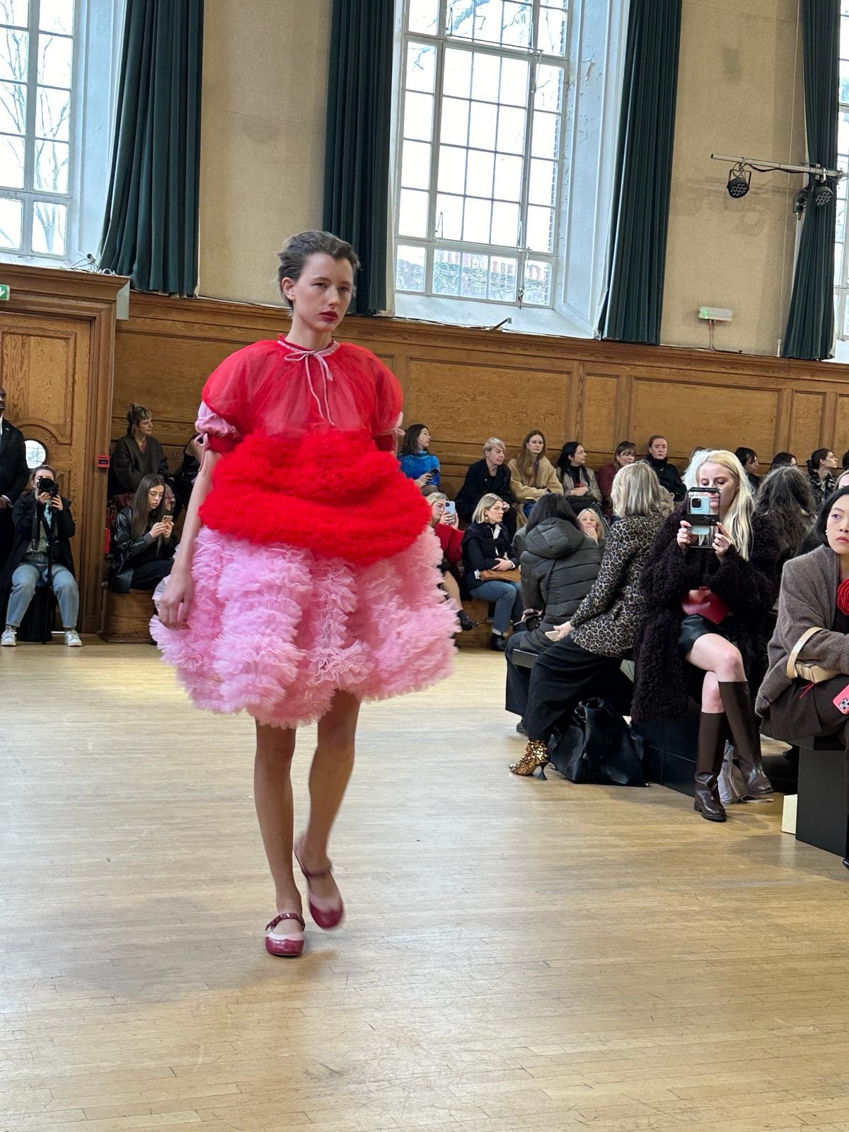  Un look fall-winter 2024/25 di Molly Goddard