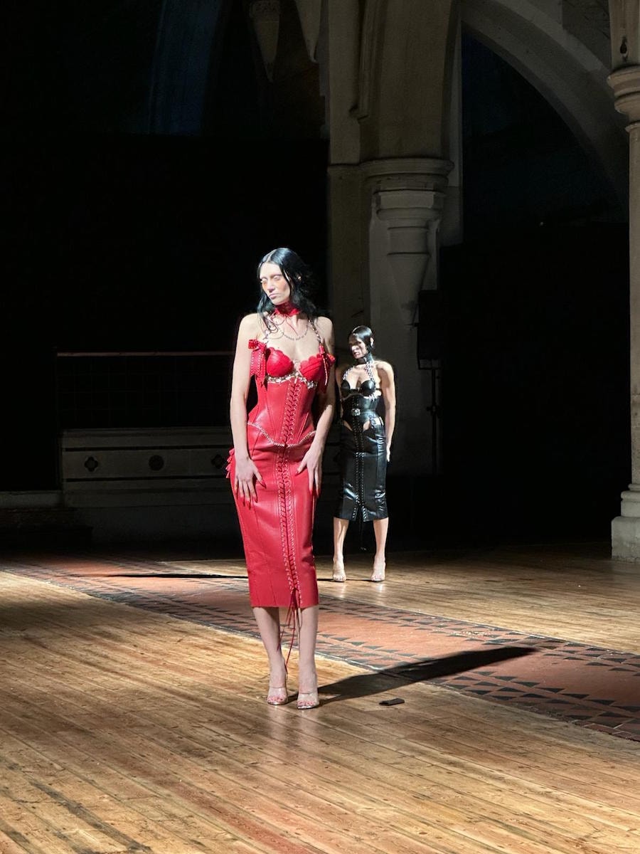 Un look fall-winter 2024/25 di Dilara