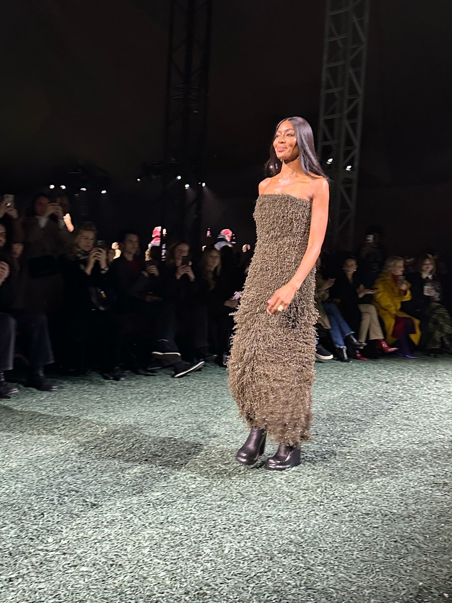 Naomi Campbell indossa un look Burberry fall-winter 2024