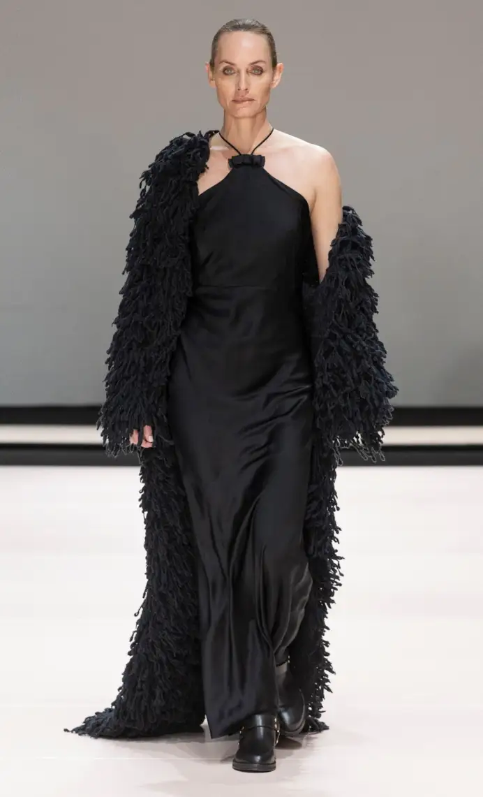 Amber Valletta sfila per Twinset autunno-inverno 2024
