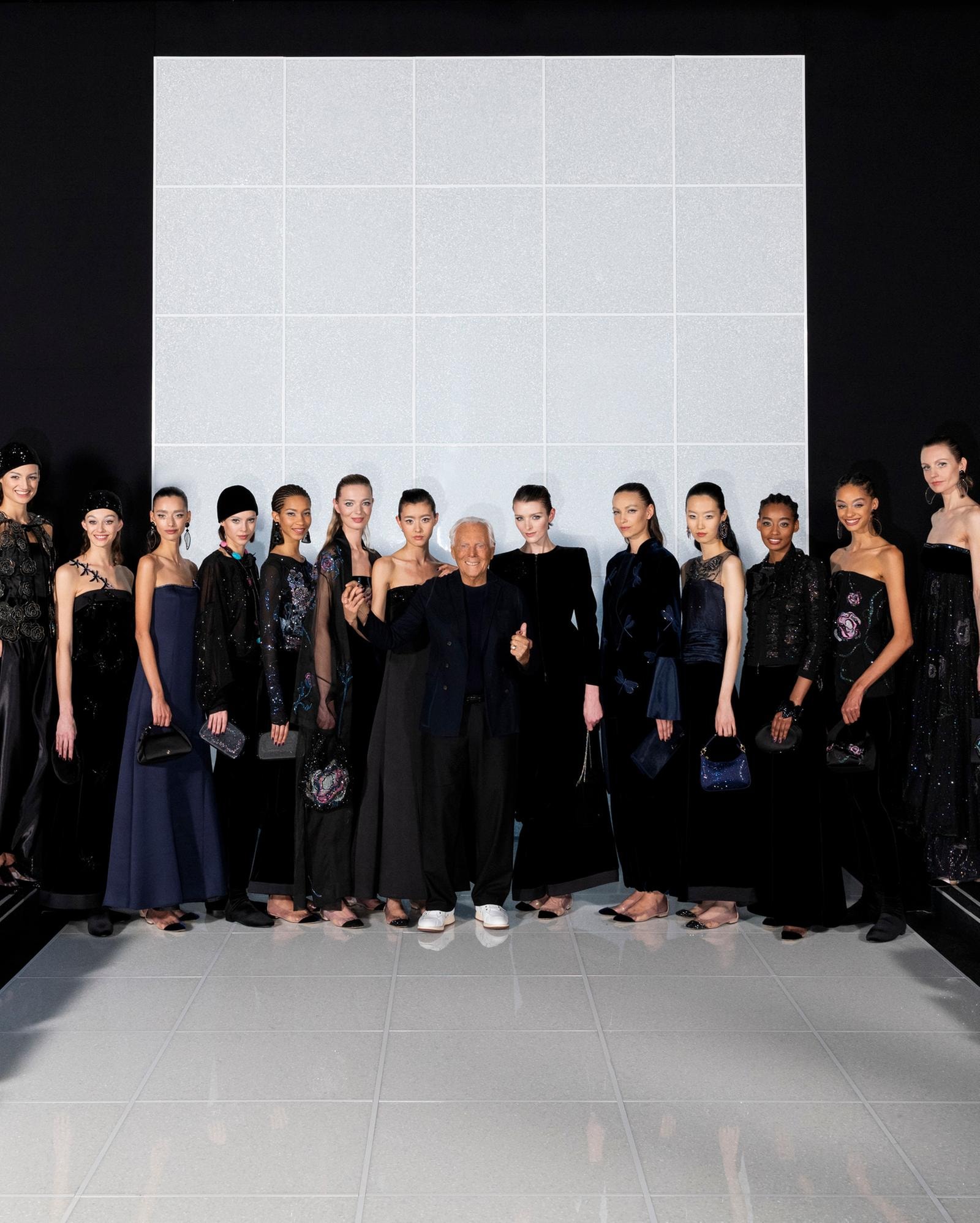 Il finale della sfilata di Giorgio Armani fall-winter 2024
