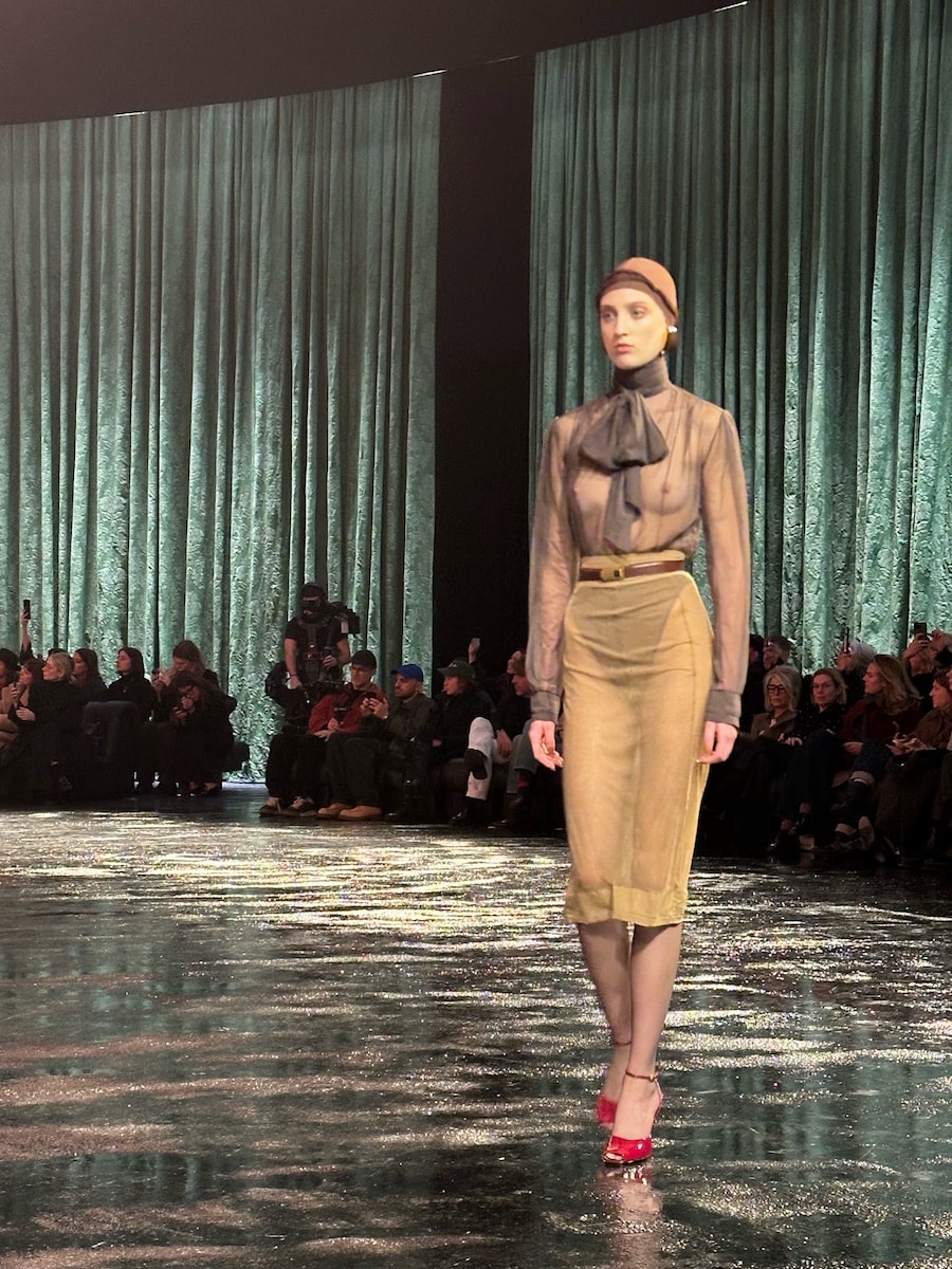 Un look autunno-inverno 2024/25 di Saint Laurent