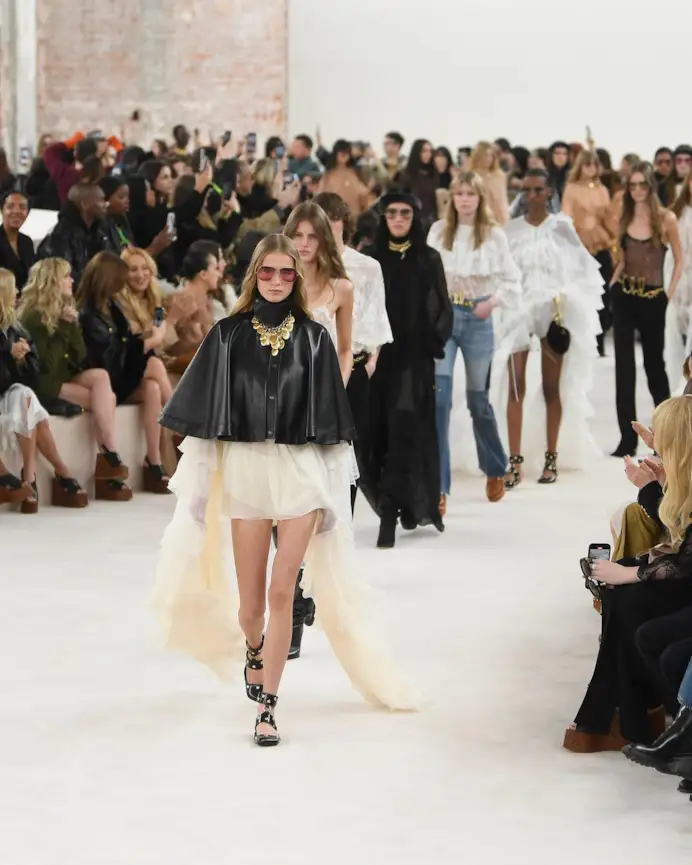 Il finale della sfilata Chloé fall-winter 2024