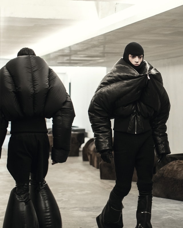 Un momento della sfilata Rick Owens fall-winter 2024/25 (courtesy Rick Owens/Matteo Carcelli)