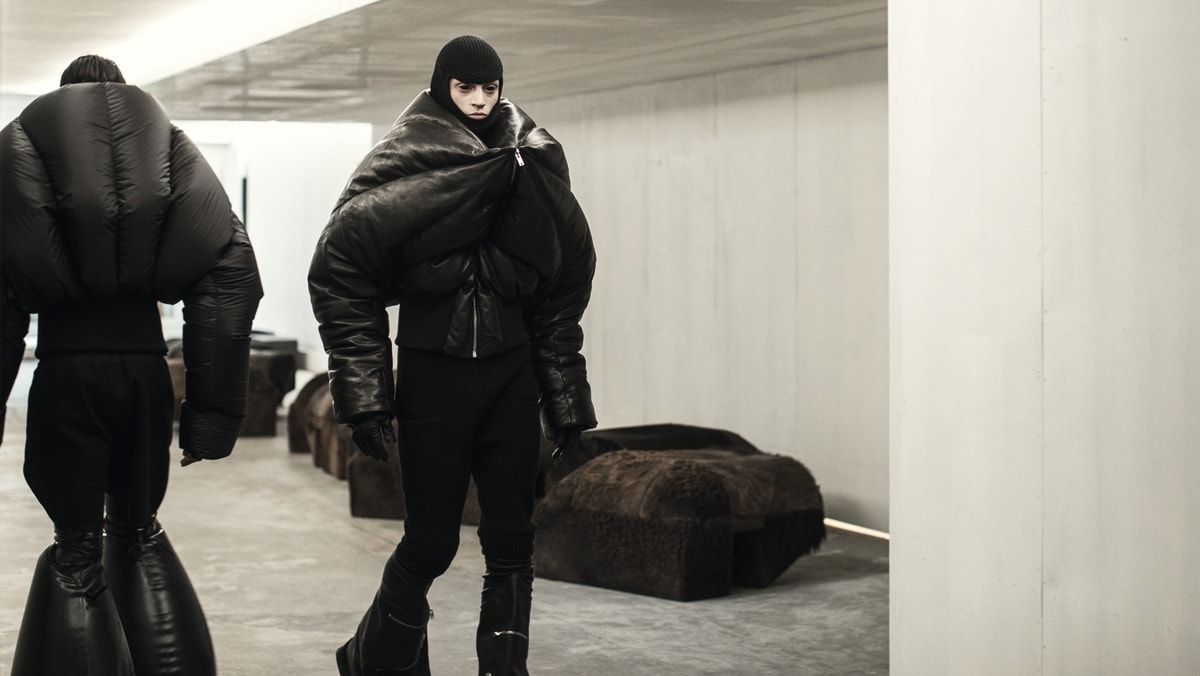 Un momento della sfilata Rick Owens fall-winter 2024/25 (courtesy Rick Owens/Matteo Carcelli)