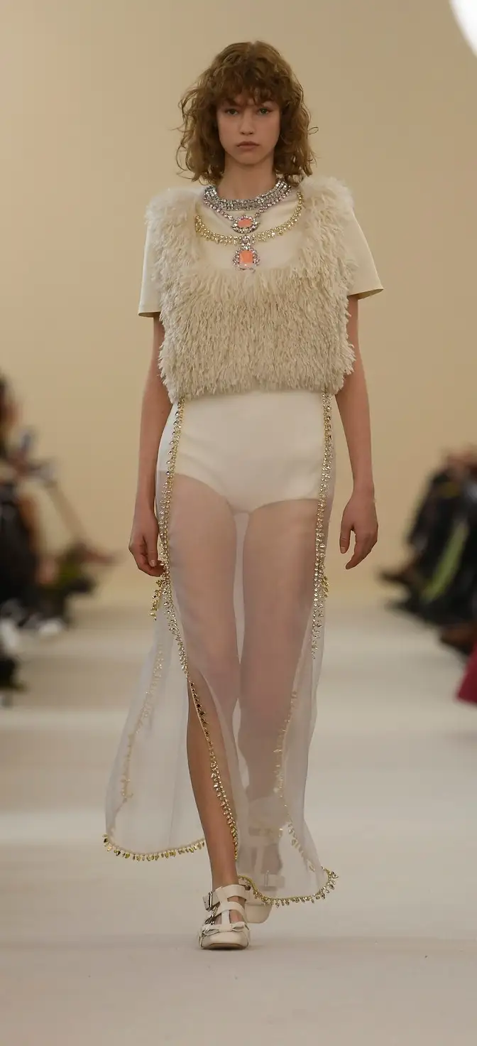 Un look di Giambattista Valli fall-winter 2024/25