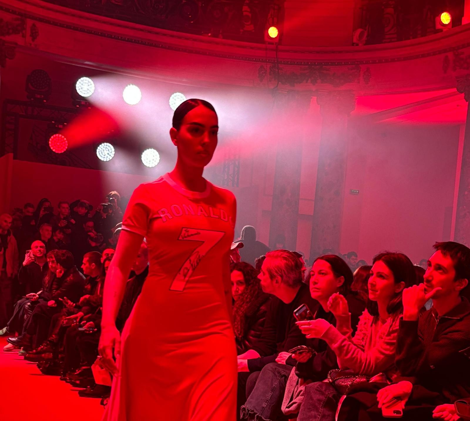 Georgina Rodríguez sfila per Vetements