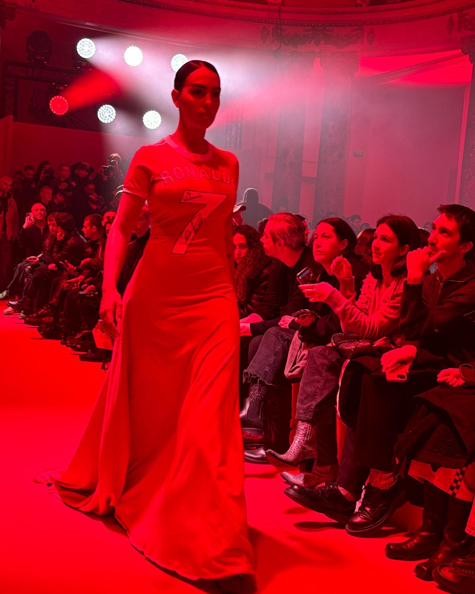 Georgina Rodríguez sfila per Vetements