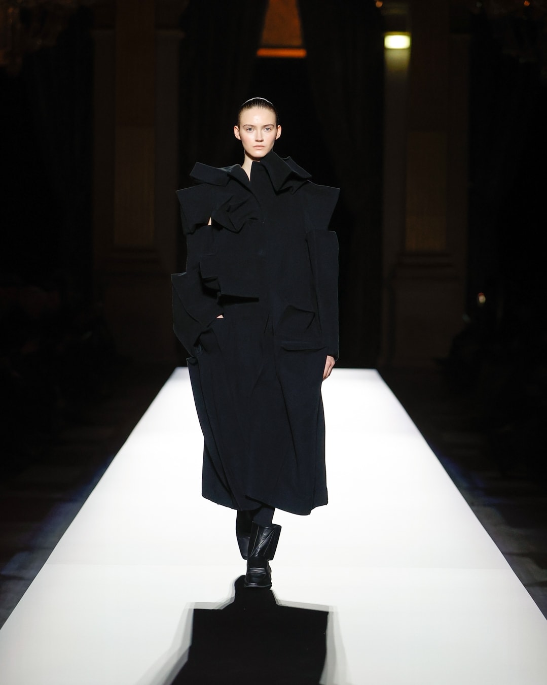 Un look Yohji Yamamoto (courtesy Yohji Yamamoto)
