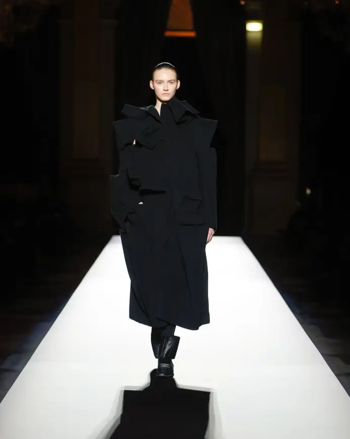 Un look Yohji Yamamoto (courtesy Yohji Yamamoto)