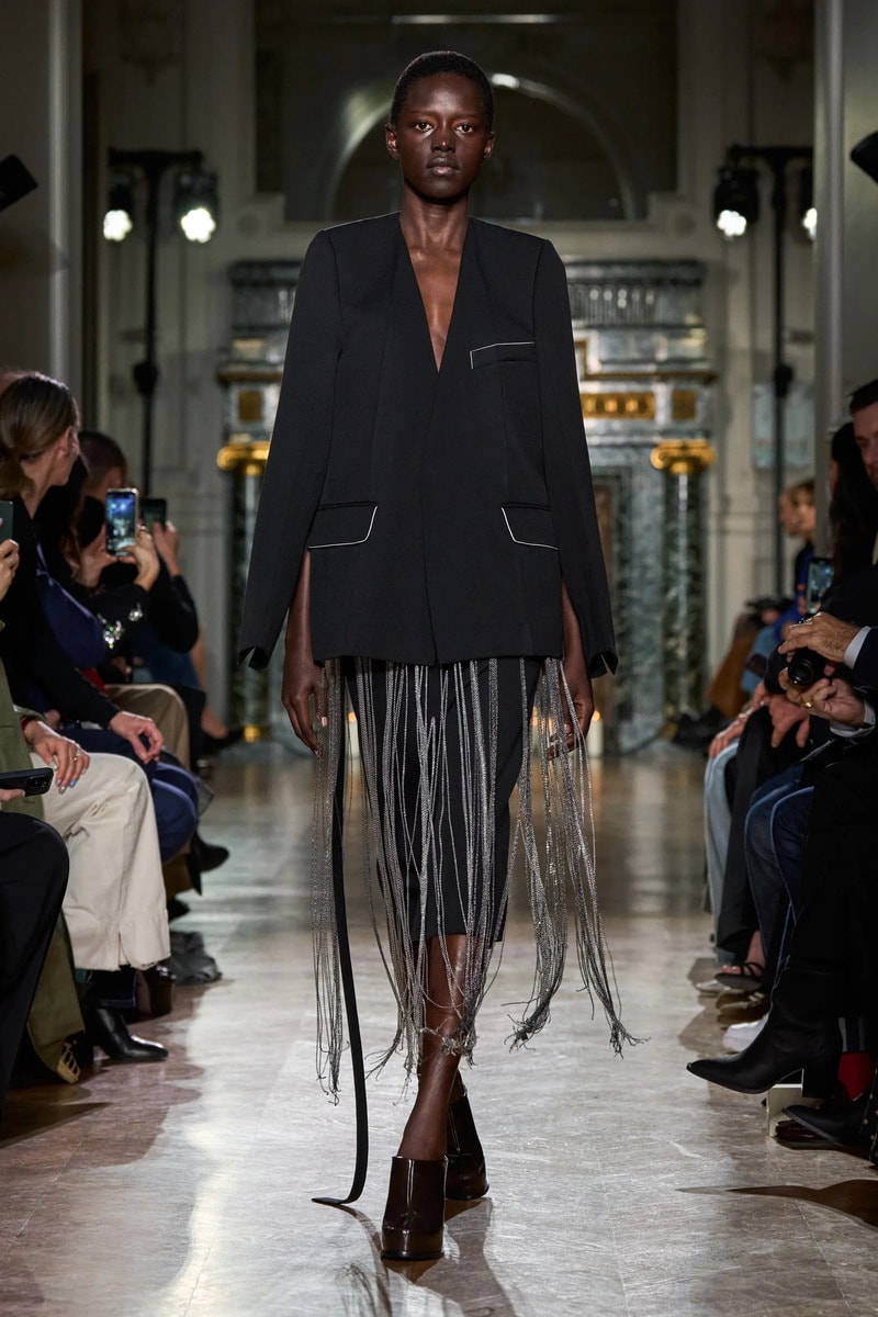 Un look Victoria Beckham fall-winter 2024 (courtesy Victoria Beckham)
