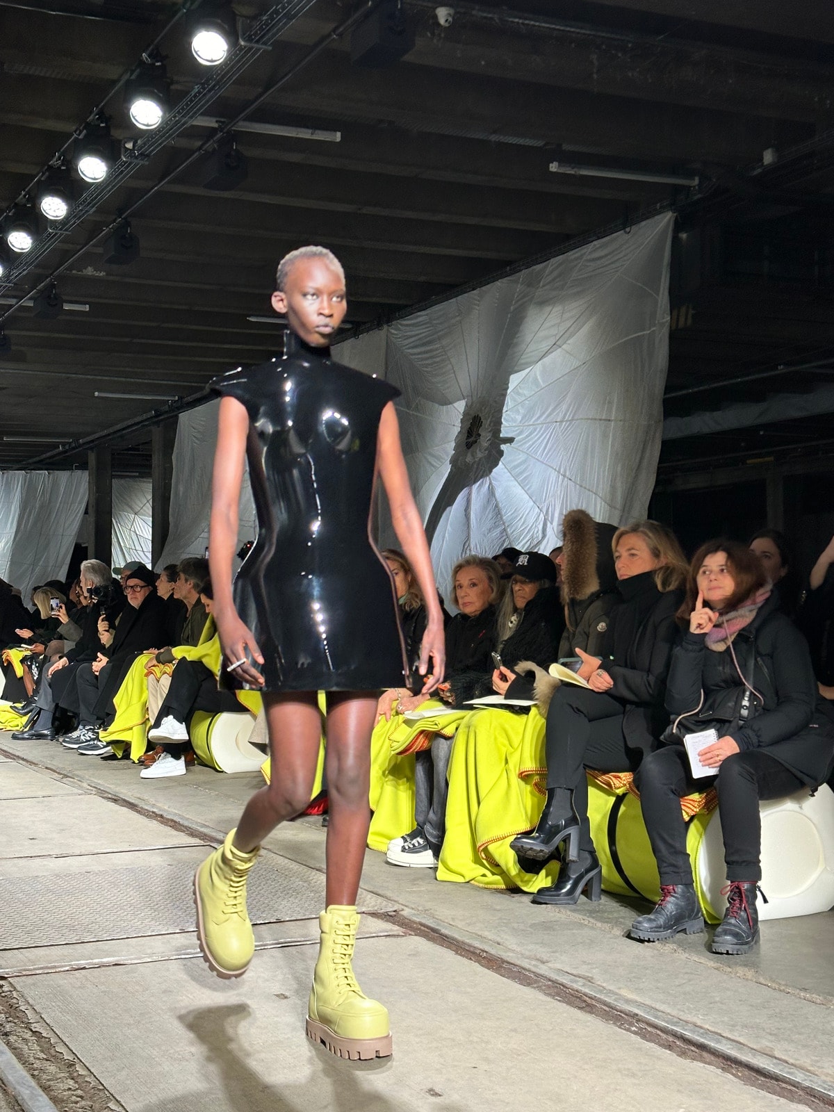 Un look Alexander McQueen fall-winter 2024/25