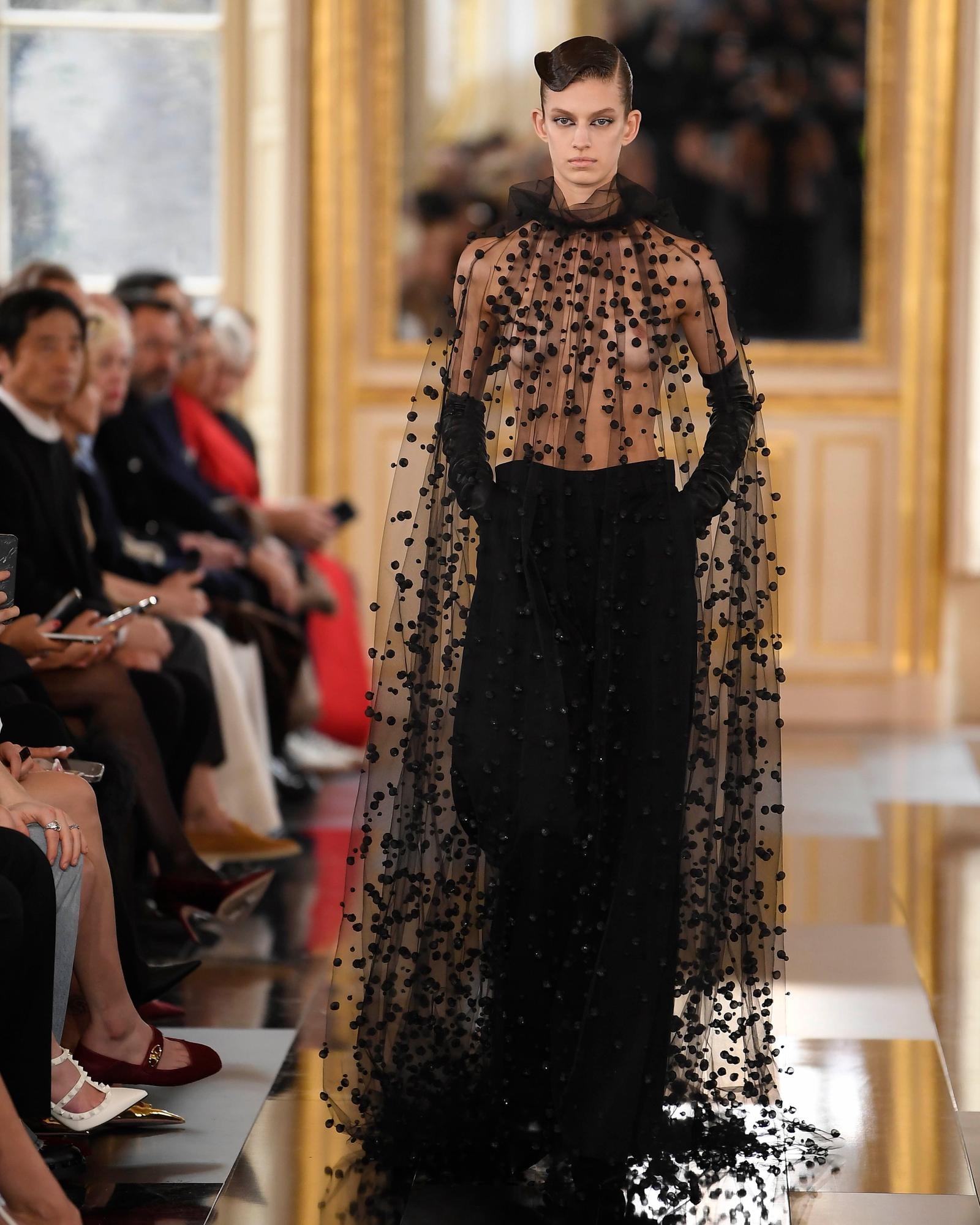 Un look Valentino fall-winter 2024 (courtesy Valentino)