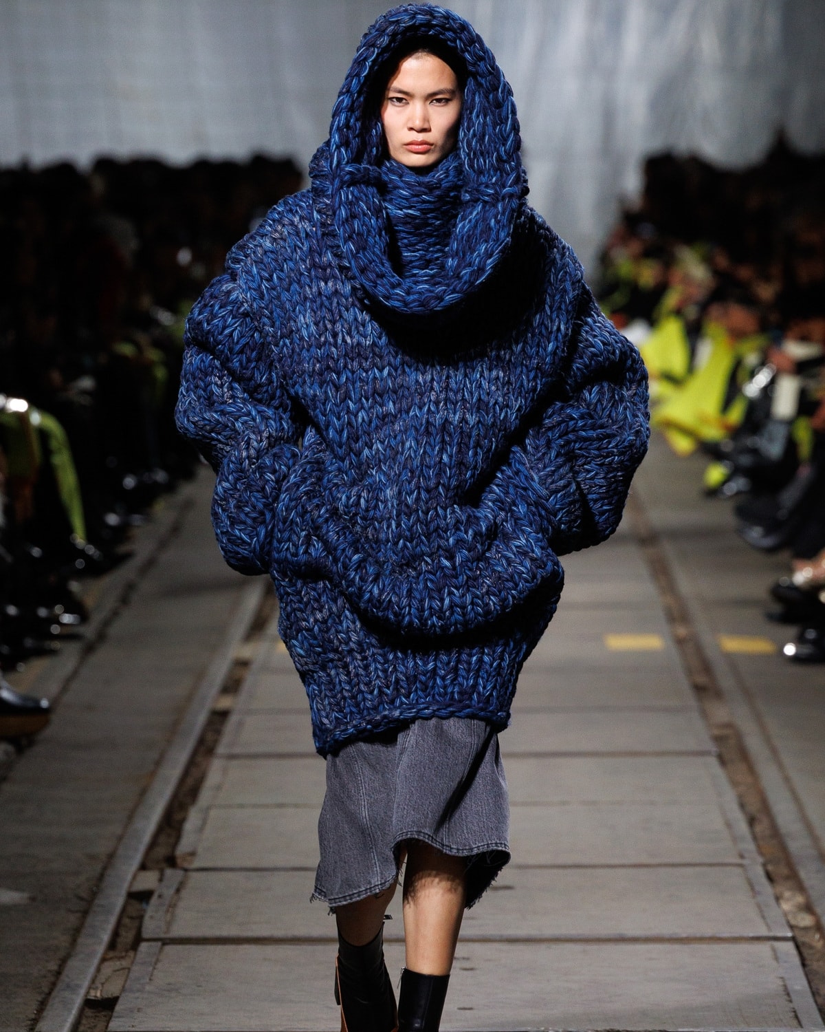 Un look Alexander McQueen fall-winter 2024 (courtesy Alexander McQueen)