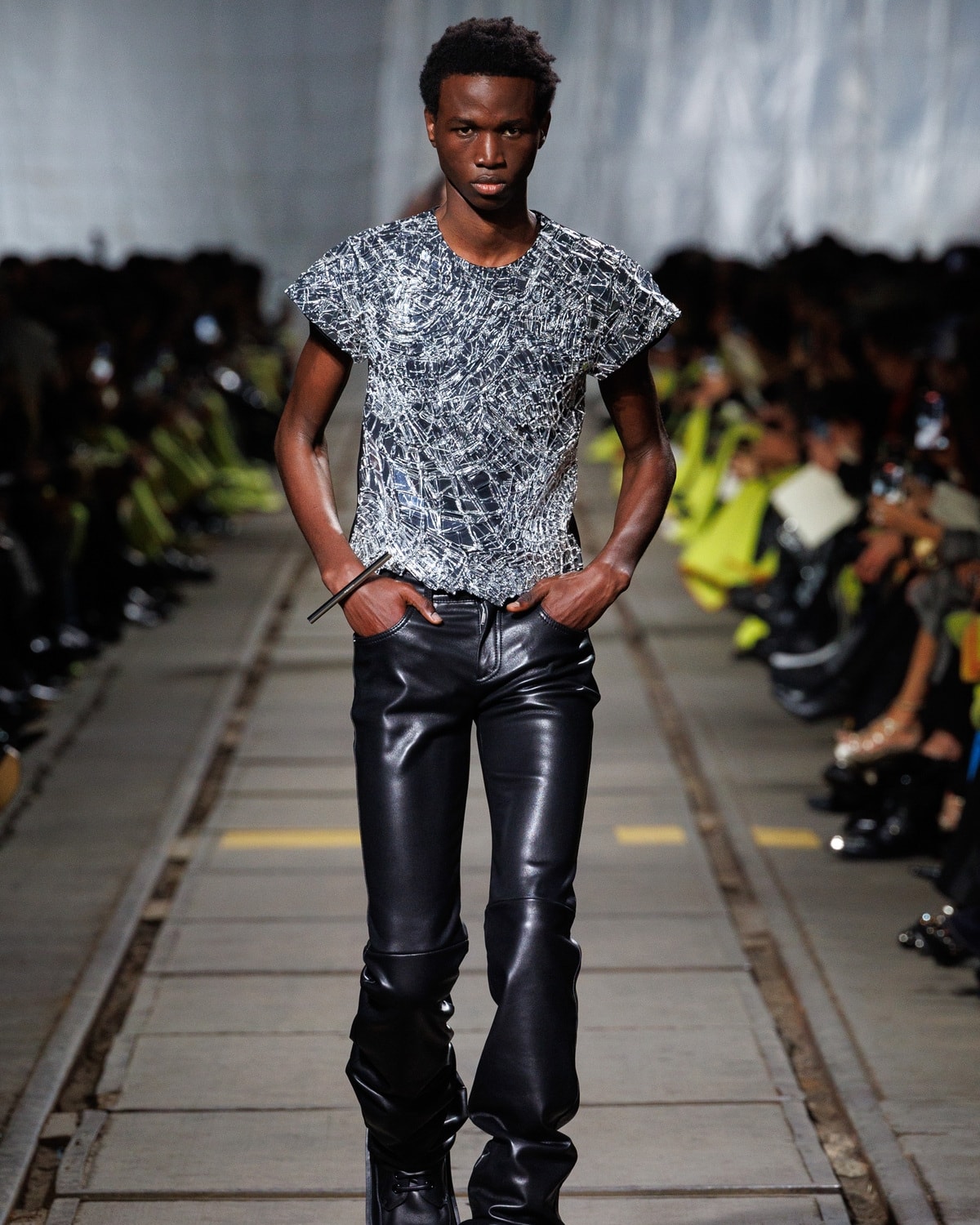 Un look Alexander McQueen fall-winter 2024 (courtesy Alexander McQueen)
