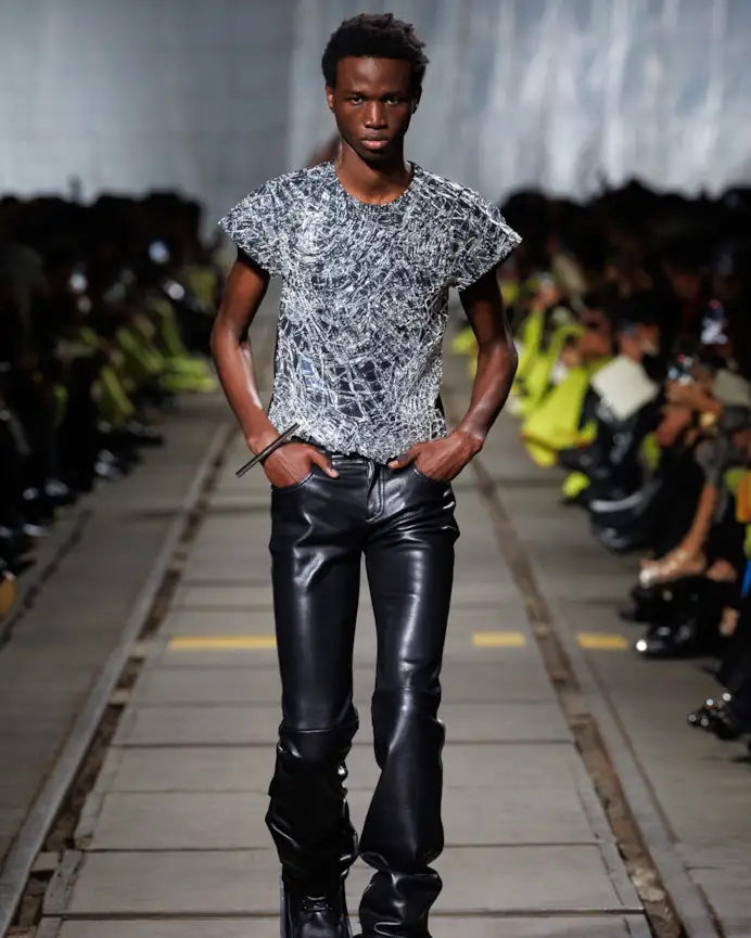 Un look Alexander McQueen fall-winter 2024 (courtesy Alexander McQueen)