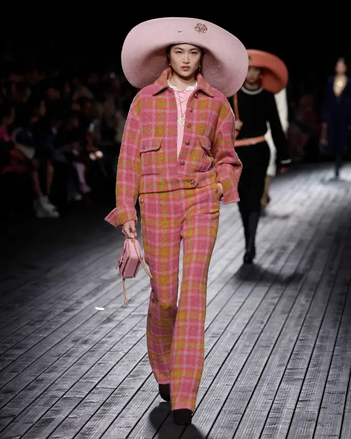 Un look Chanel fall-winter 2024 (courtesy Chanel)
