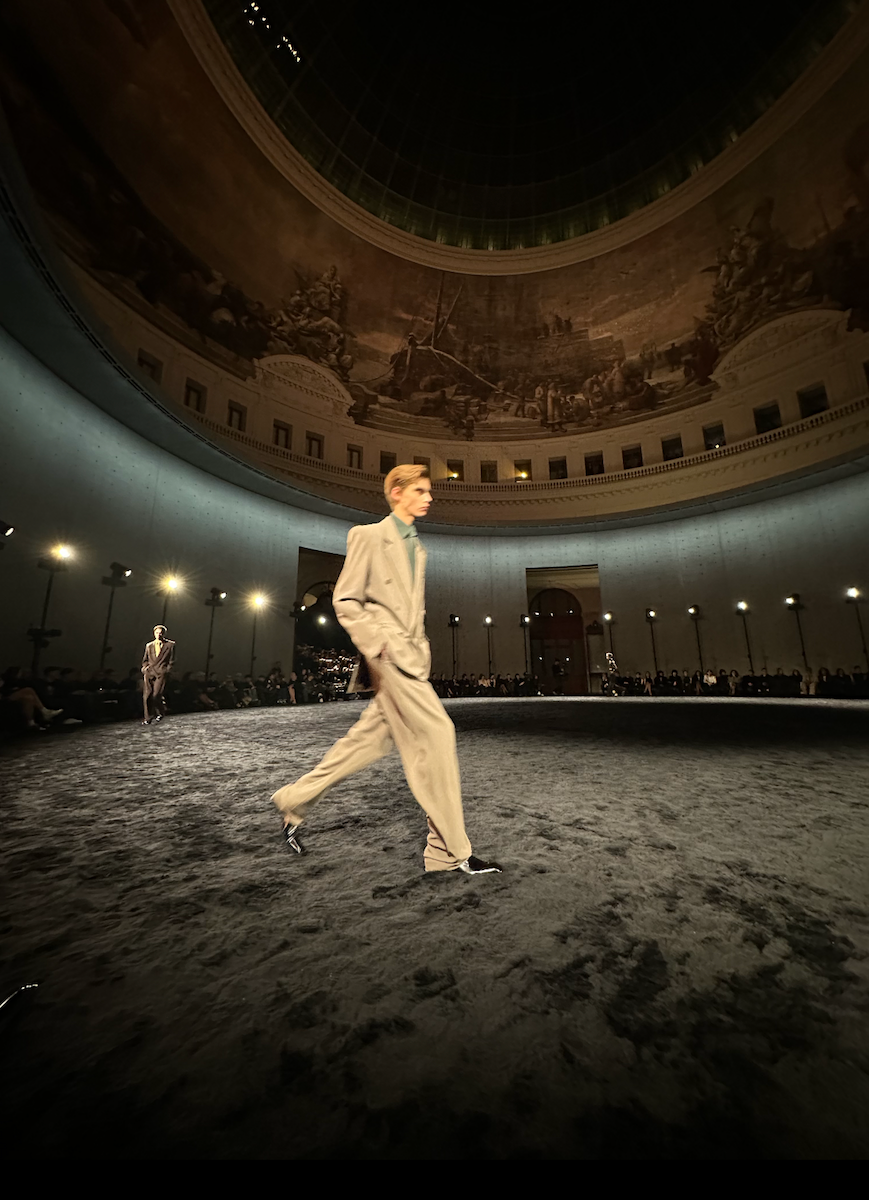 Un look uomo fall-winter 2024/25 di Saint Laurent