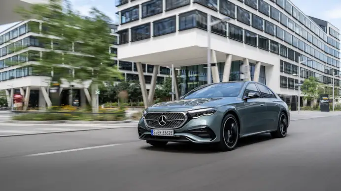 Mercedes Classe E, berlina all’avanguardia per lusso e tecnologie