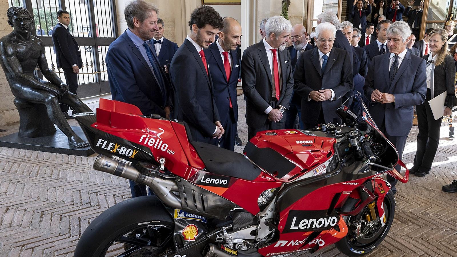 Il Presidente Sergio Mattarella con il campione del mondo di MotoGP 2022, Francesco Bagnaia