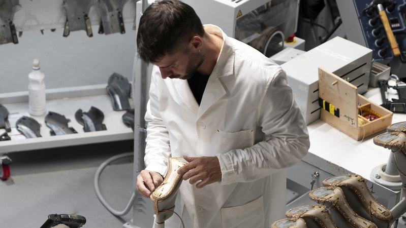 Un momento di lavorazione delle calzature