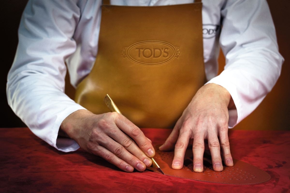 Un artigiano Tod's al lavoro (courtesy Tod's)