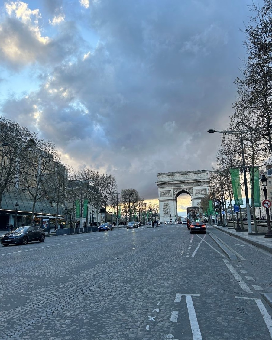 The Arc de triomphe at the beginning of avenue des Champs-Élysées in Paris