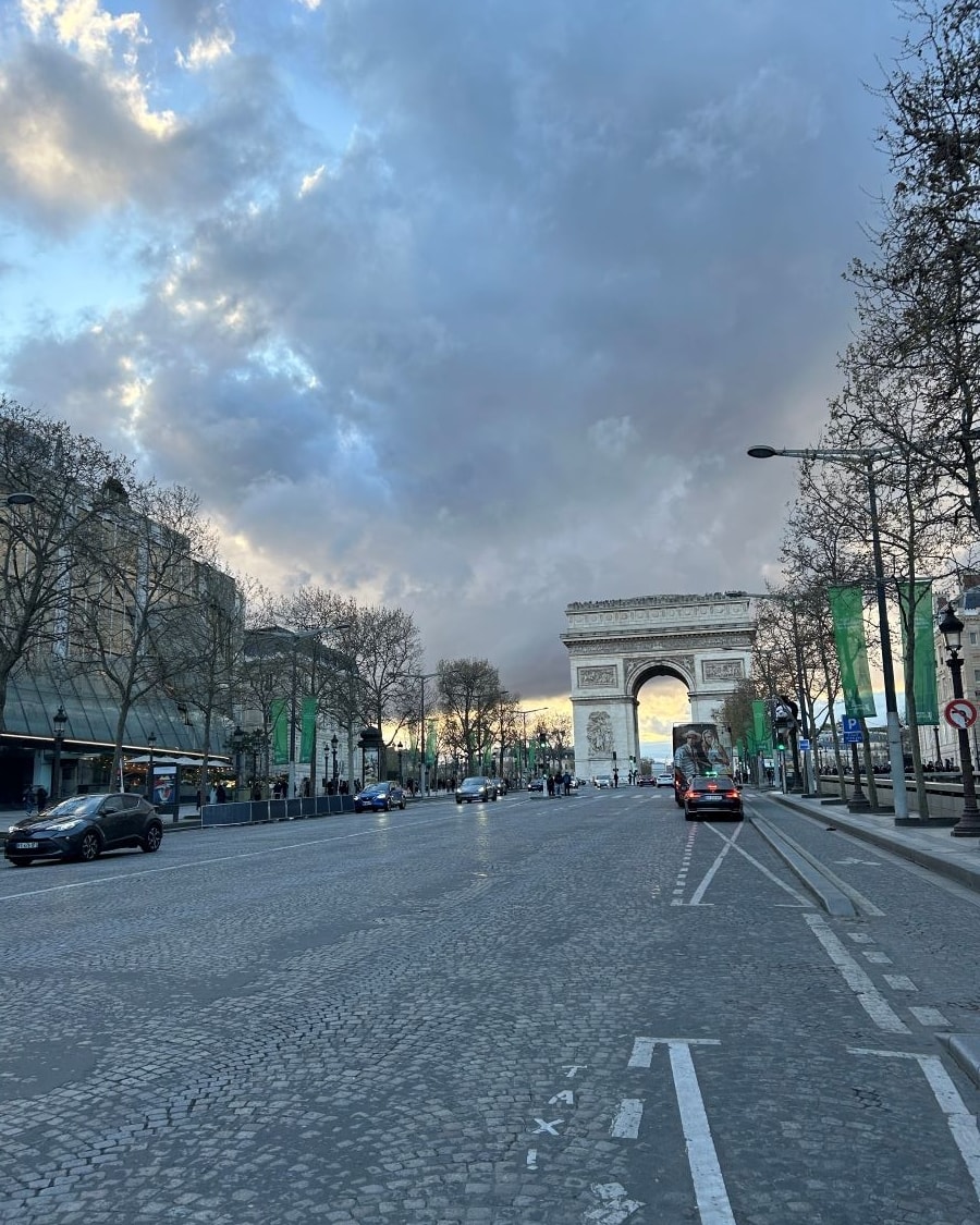 L'Arco di trionfo all'inizio di avenue des Champs-Élysées a Parigi