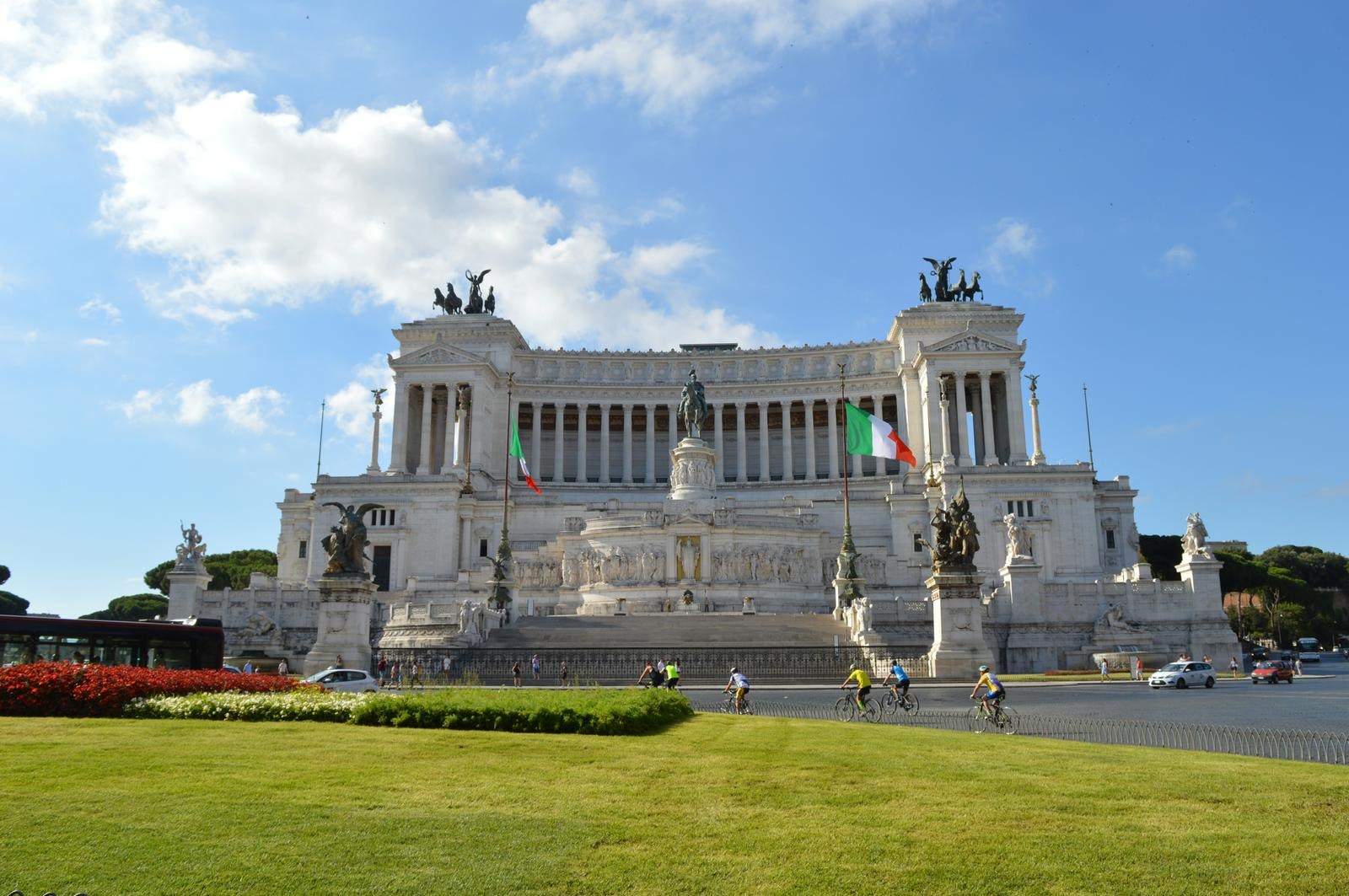 Italia vittima del passato: dal debito alle pensioni, gli antichi mali sono rimasti. Ma il pil riparte grazie agli investimenti