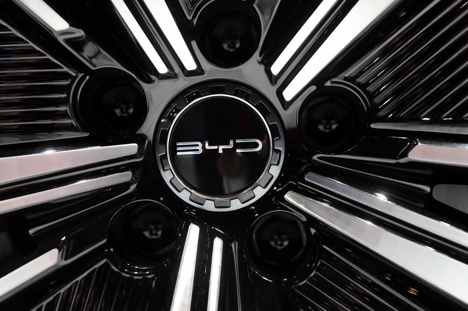 Auto, il settore &egrave; alle prese con la rivoluzione dell’elettrico: chi ne uscir&agrave; vincitore?