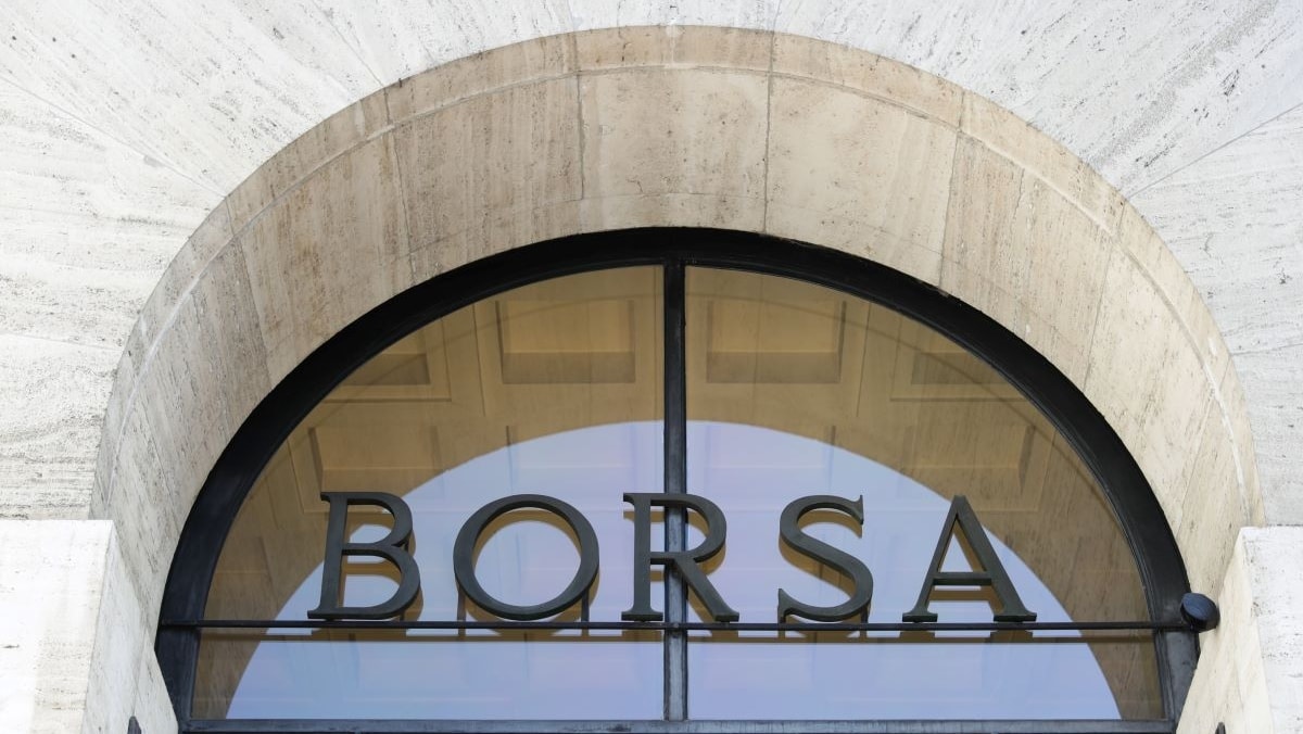 La facciata del palazzo di Borsa italiana in Piazza Affari a Milano