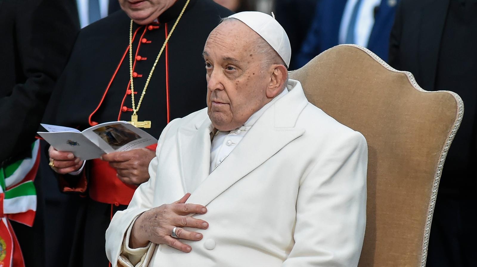 Vaticano, la ricetta del Tagliadebito di Papa Francesco passa per un accordo con l’Italia sulla sanit&agrave;