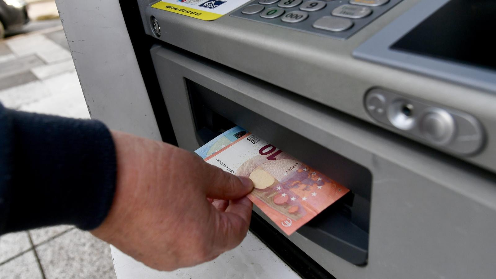 Banche, quel che resta dello sportello: in Italia la presenza si &egrave; dimezzata. E in alcune aree le filiali sono scomparse