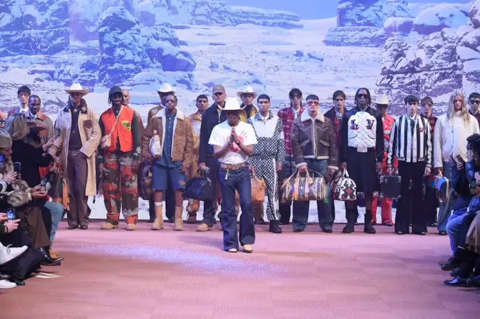 Pharrell Williams assieme ai modelli nel finale della sfilata Louis Vuitton fall-winter 2024/25