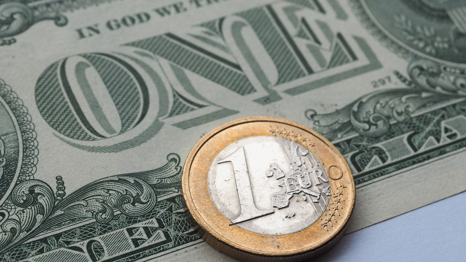 L’inflazione americana &egrave; una minaccia per l’euro? Ecco quanto pu&ograve; ancora svalutarsi contro il dollaro se la Fed ritarda il taglio dei tassi