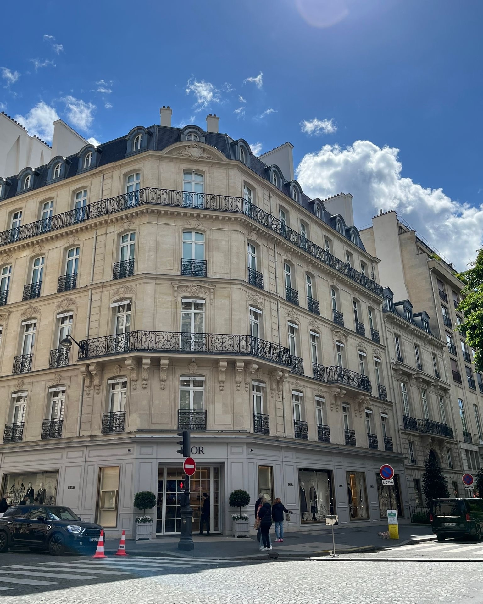 Uno scatto di avenue Montaigne a Parigi