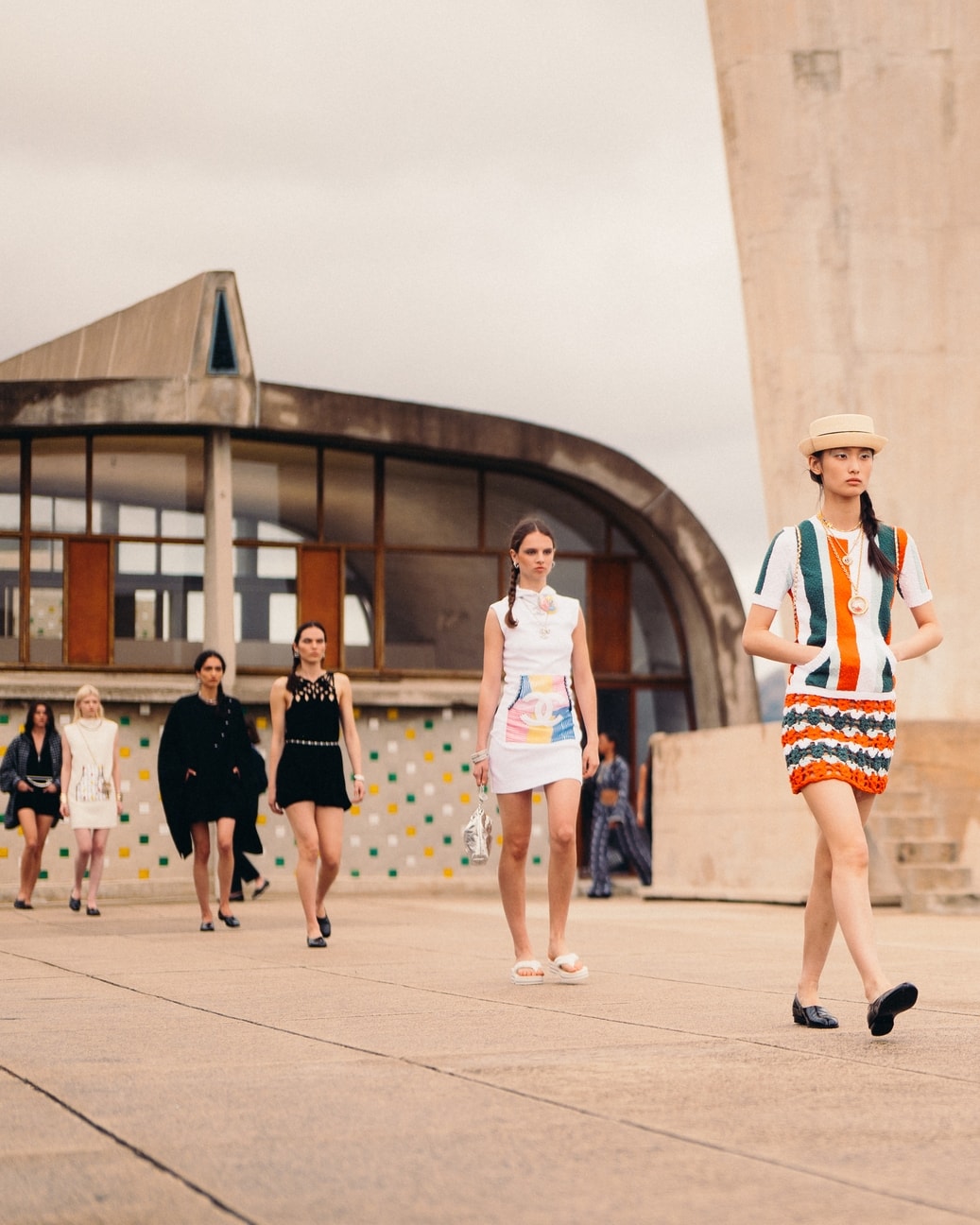 Il finale della sfilata Chanel cruise 2024/25 (courtesy Chanel)