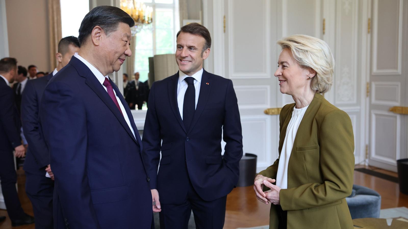 L'incontro tra Xi Jinping, Emmanuel Macron e Ursula von der Leyen a Parigi