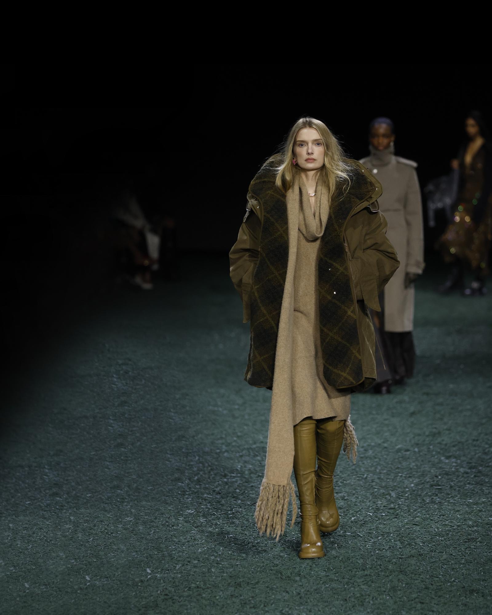 Un look Burberry fall-winter 2025 (courtesy Burberry)