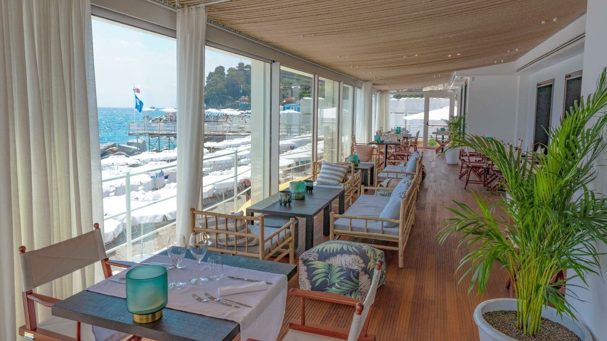 La veranda di A’Riccione, all’Oasi al Mare Beach Club, Santa Margherita