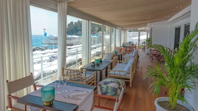 La veranda di A’Riccione, all’Oasi al Mare Beach Club, Santa Margherita