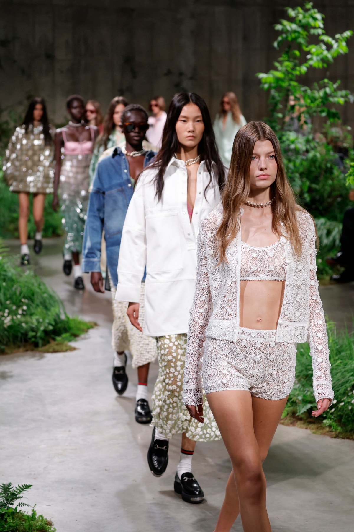 Il finale della sfilata Gucci cruise 2025 (foto Gaspar Ruiz Lindberg, courtesy Gucci)