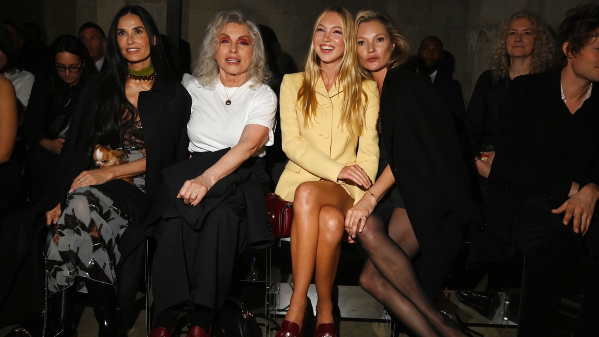 Da sinistra, Demi Moore, Debbie Harry, Lila Moss e Kate Moss alla sfilata Gucci cruise 2025 (Ph Eamonn M. McCormack, courtesy Gucci)