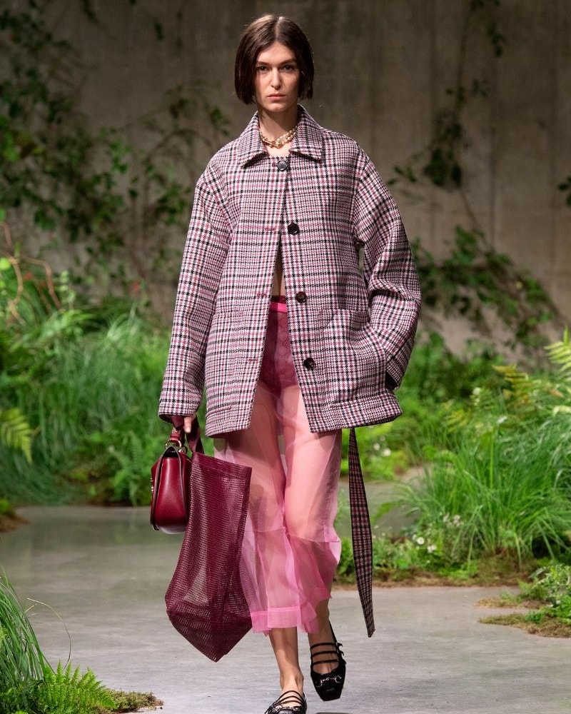 Un look Gucci cruise 2025 (courtesy Gucci)
