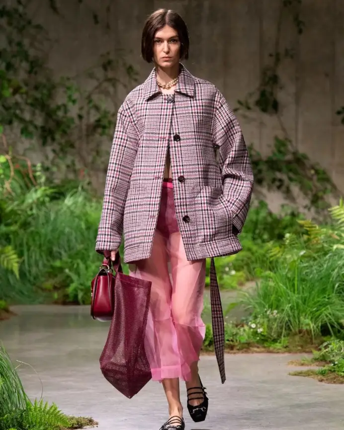 Un look Gucci cruise 2025 (courtesy Gucci)